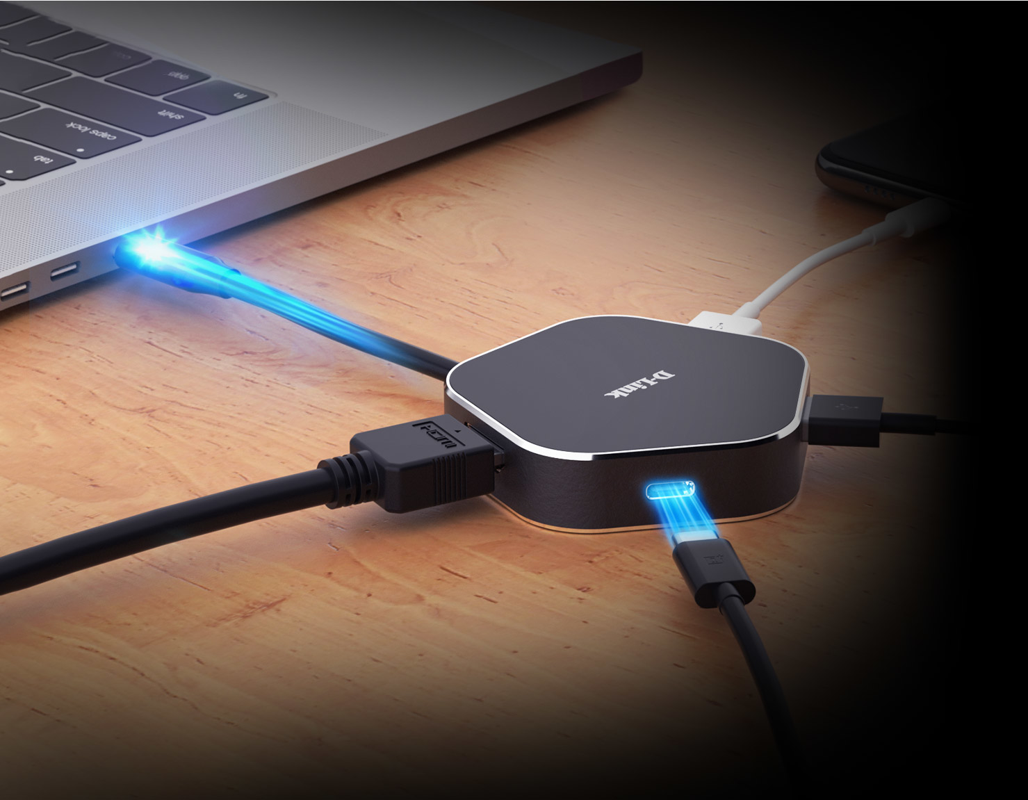 Egy D-Link USB hub csatlakozik egy laptophoz, kábelek bedugva, kék fény árad ki.