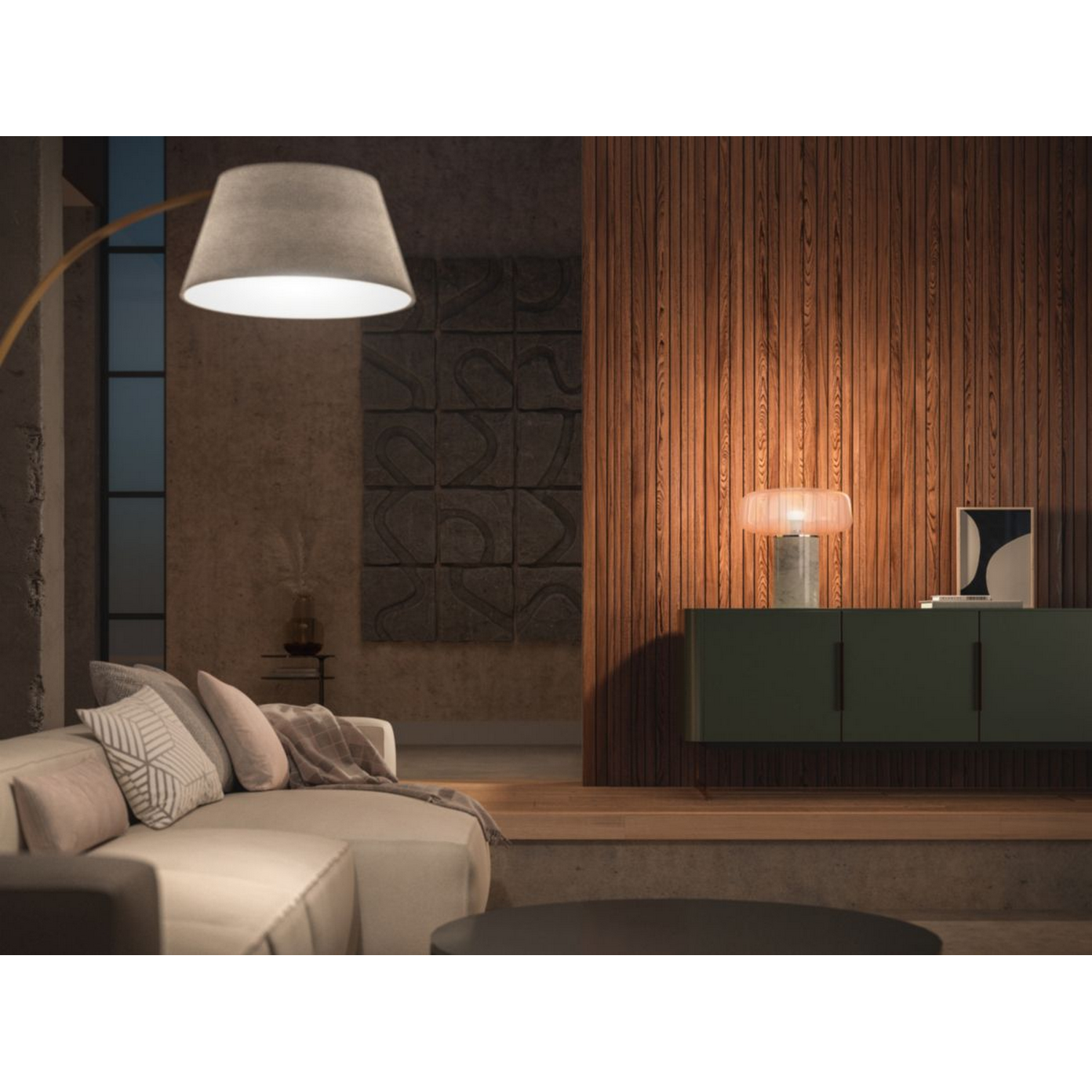 Escena de sala de estar. Sofá, lámpara, mesa auxiliar con lámpara, pared de madera. Oscuro y melancólico.