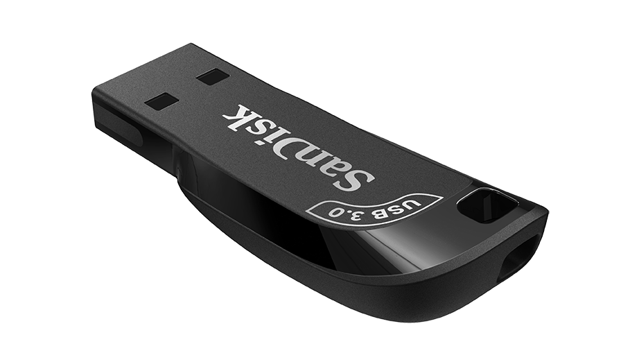 USB 3.0 işaretli siyah SanDisk USB flash sürücü. Siyah bir arka plan üzerinde.