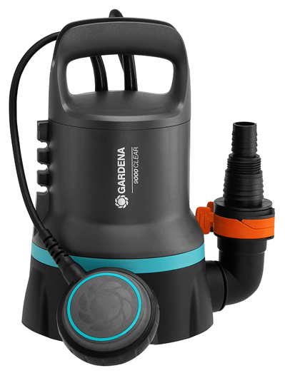 Eine schwarze und türkisfarbene Wasserpumpe mit Griff, Schlauch und Auslass auf weißem Hintergrund.