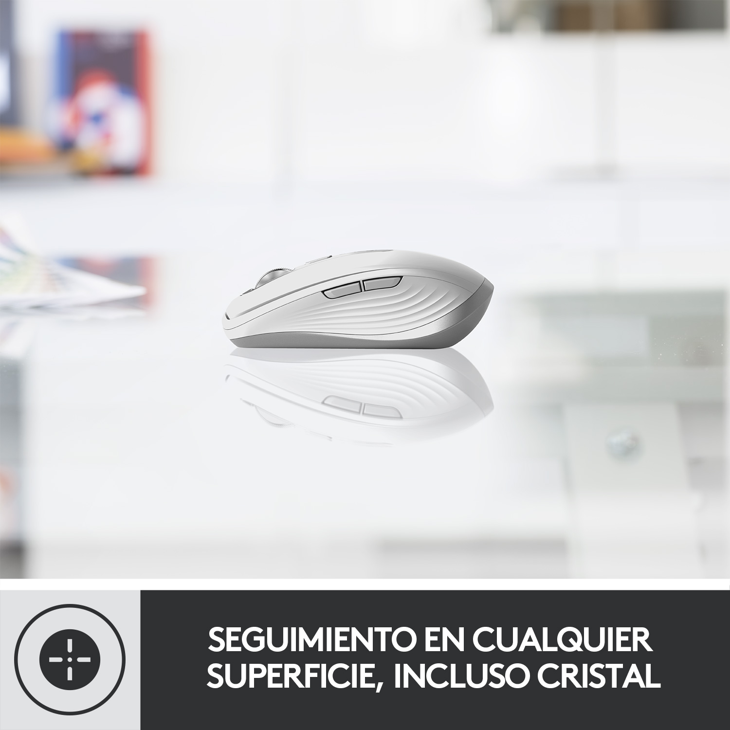 Ratón Logitech blanco sobre una superficie de vidrio. El ratón tiene dos botones y una rueda. Reflejo visible.