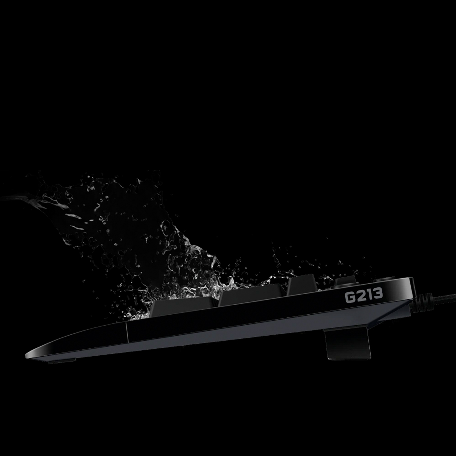 Clavier noir avec éclaboussures d'eau et l'étiquette G213.