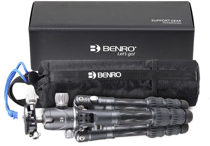 Ein Benro Carbonfaser-Stativ mit Kugelkopf, Tragetasche und Karton. Grau und Schwarz.