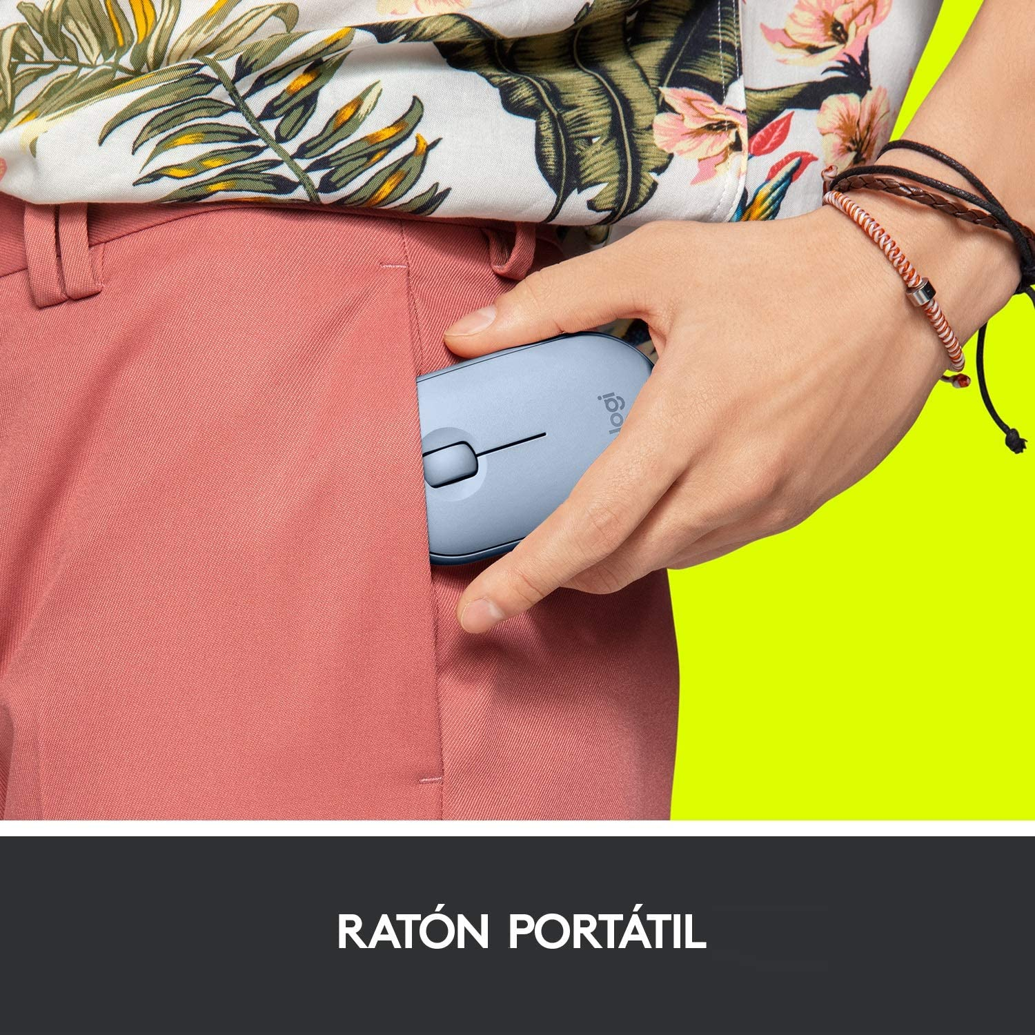 Persona metiendo un ratón azul en su bolsillo. Texto: RATÓN PORTÁTIL.