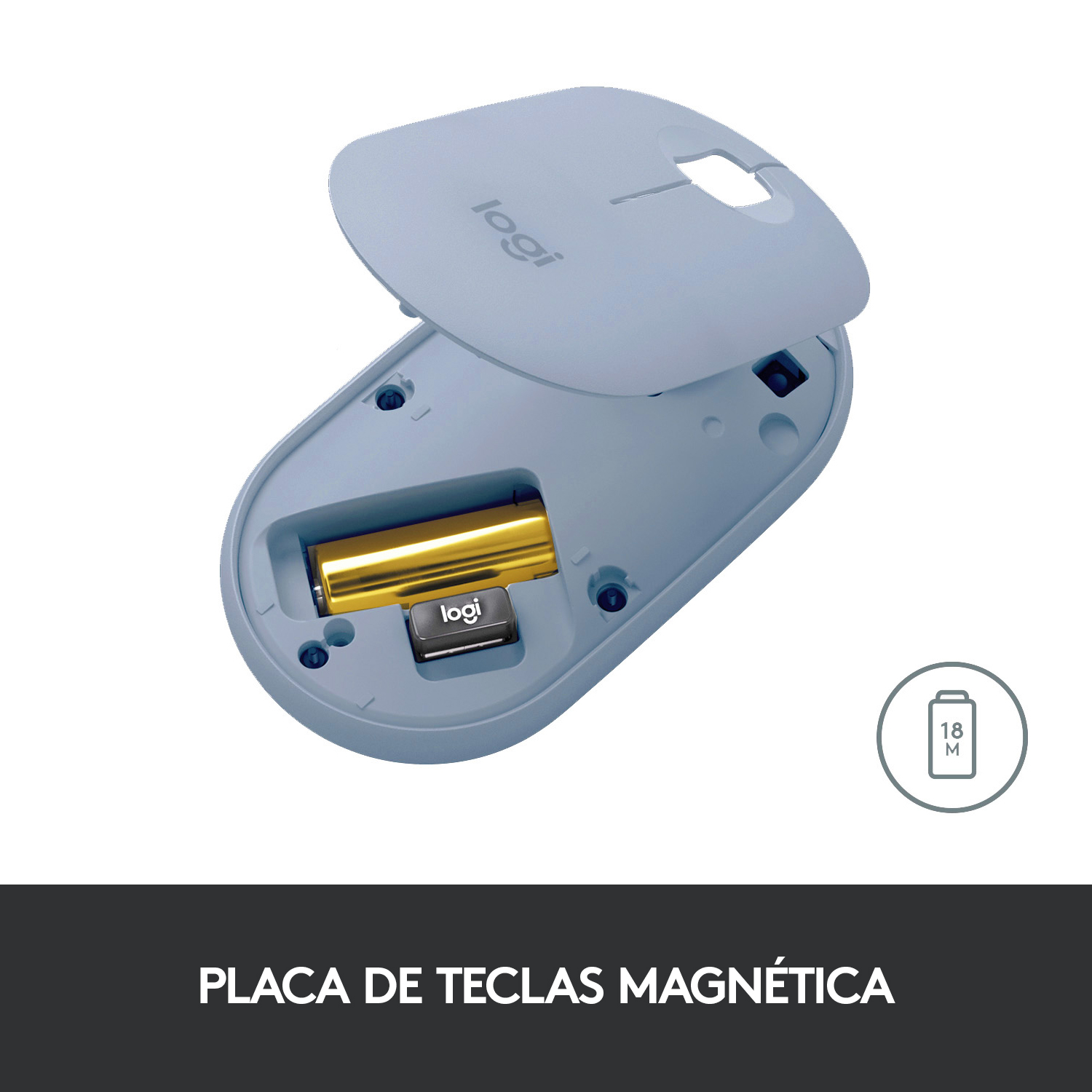 Ratón Logitech azul claro abierto, mostrando el compartimento de la batería con una batería dorada.