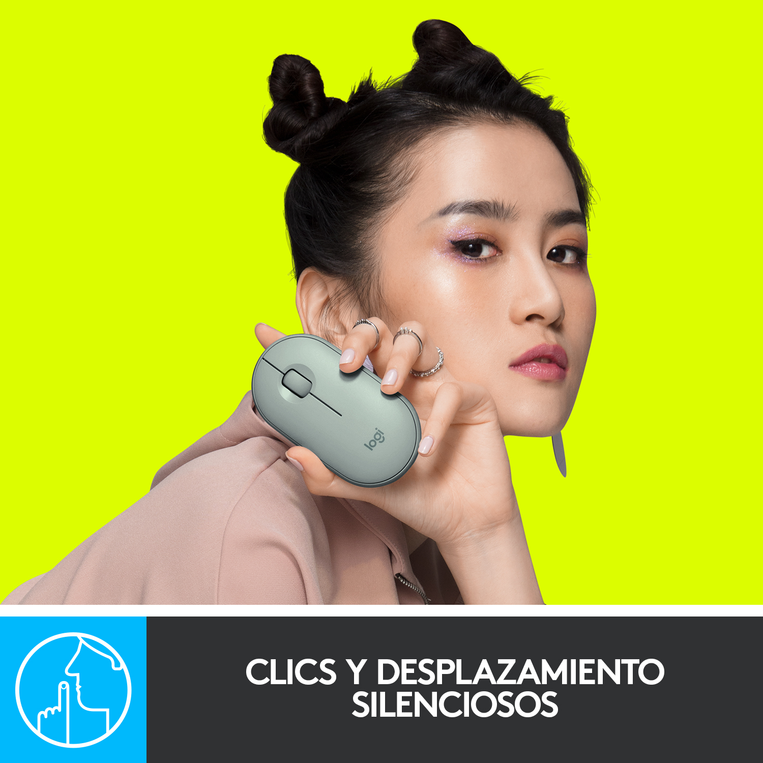 Mujer sosteniendo un ratón Logitech verde, contra fondo amarillo, texto abajo.