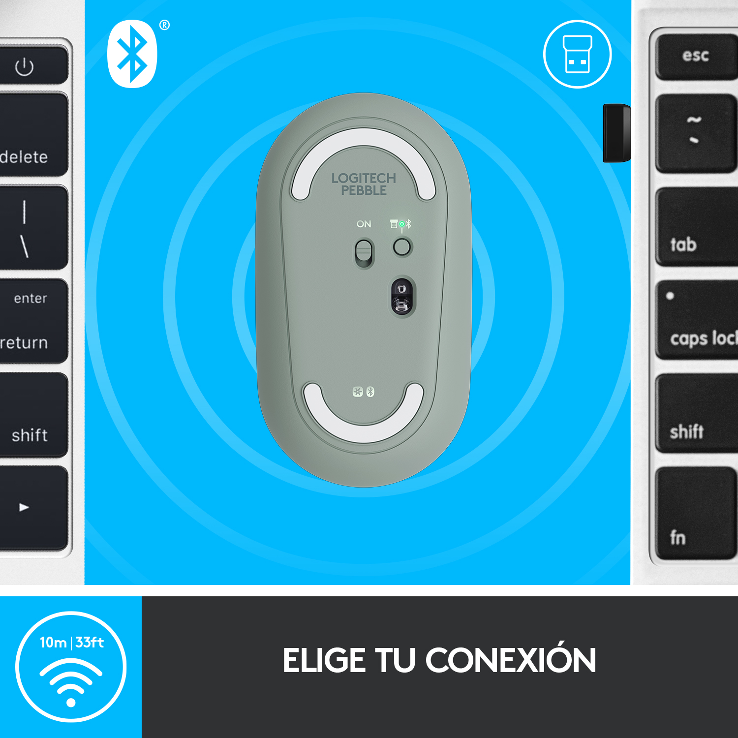 Vista superior de un ratón gris Logitech Pebble sobre una superficie azul con teclado y portátil.