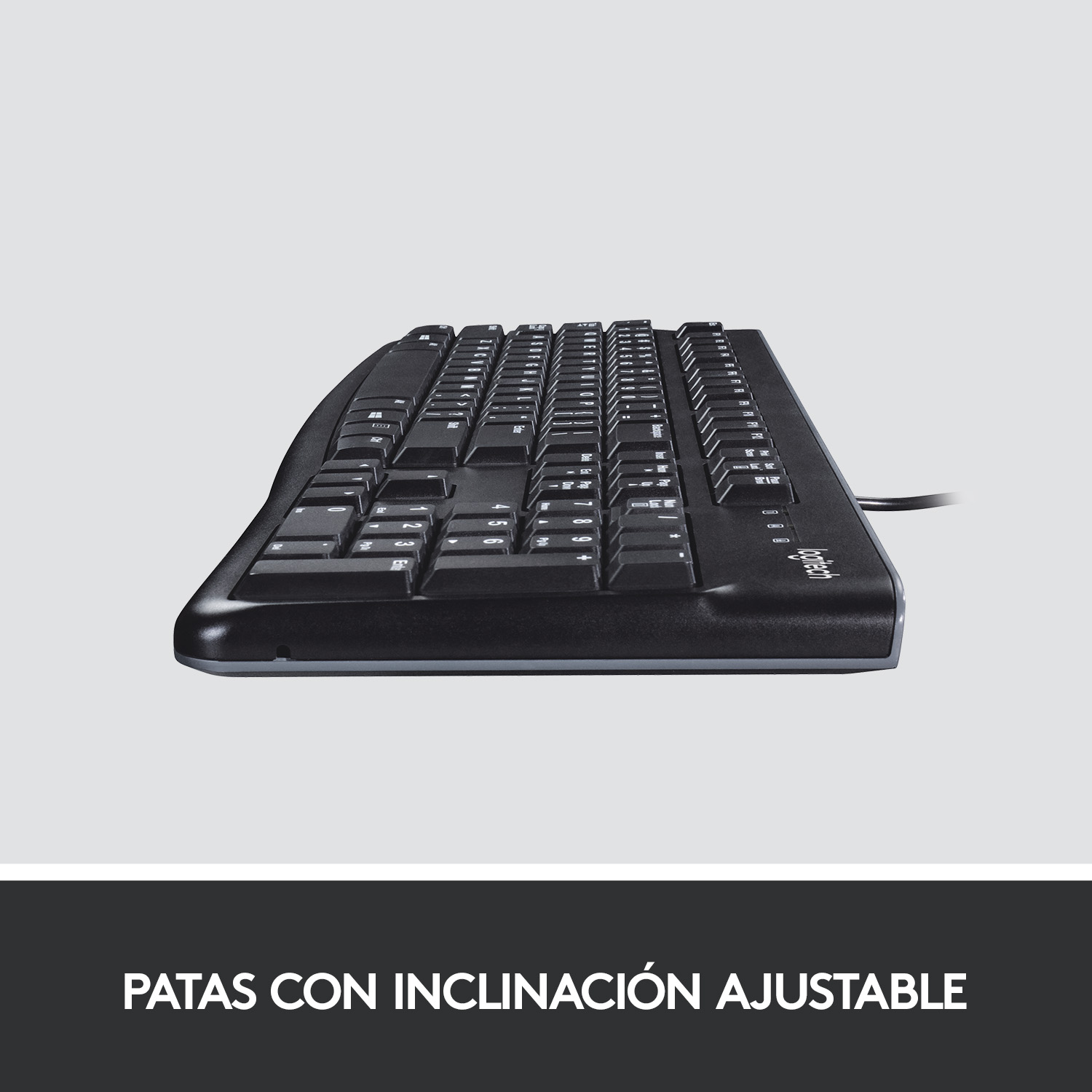 Teclado Logitech negro con inclinación ajustable, visto de lado, con un fondo claro.