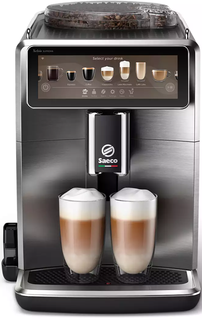 Macchina per espresso Saeco argento e nera con bicchieri di caffè.