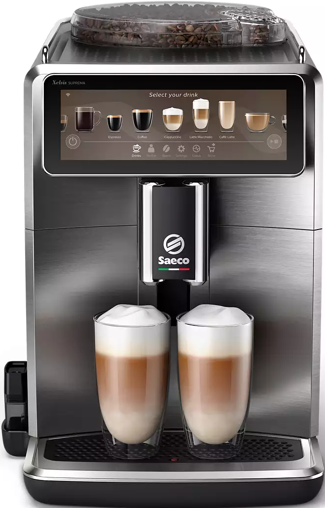 Macchina da caffè con touchscreen e due bicchieri di latte macchiato.