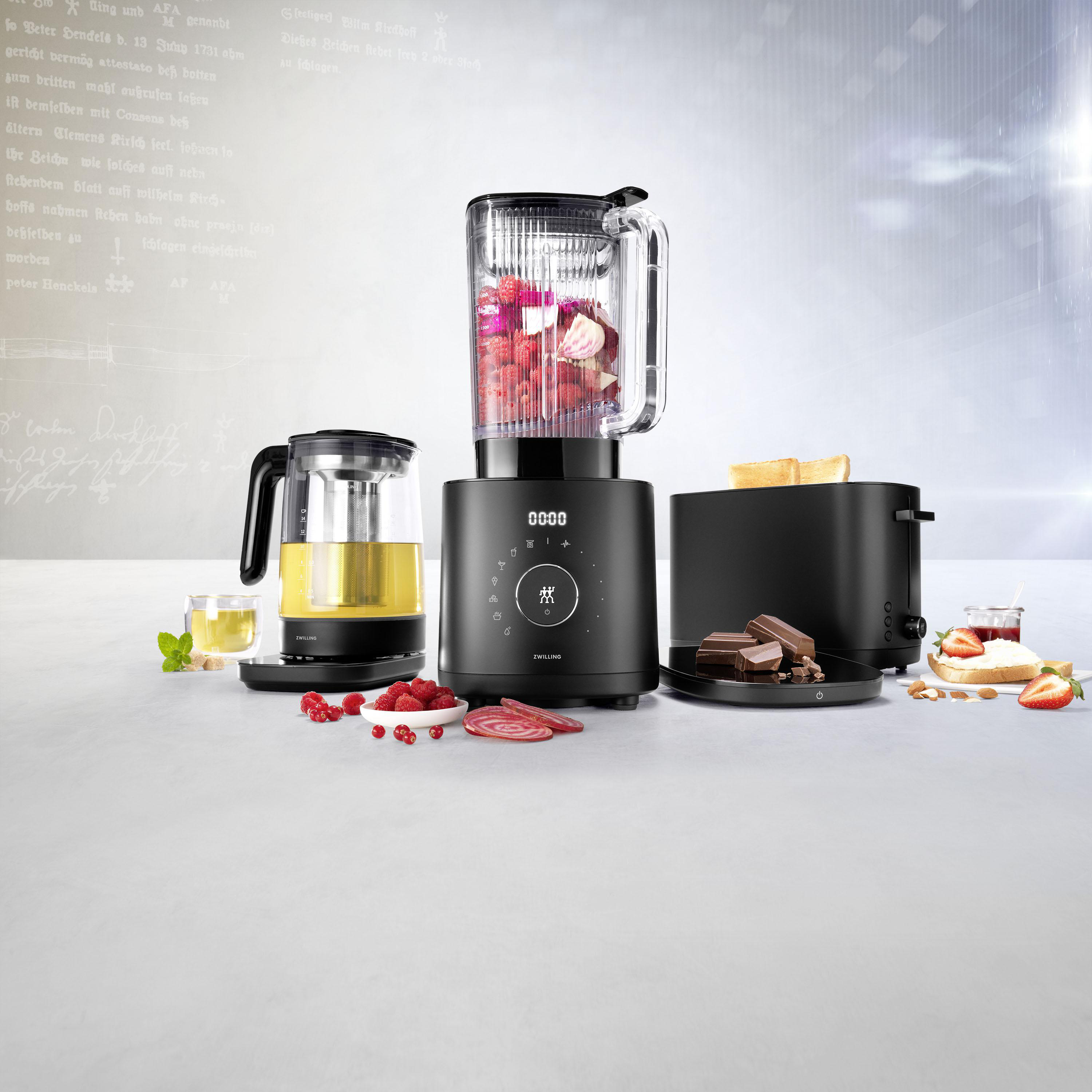 Ein Mixer, Toaster und Wasserkocher, mit Essen auf einem Tisch und einem Hintergrundmuster.