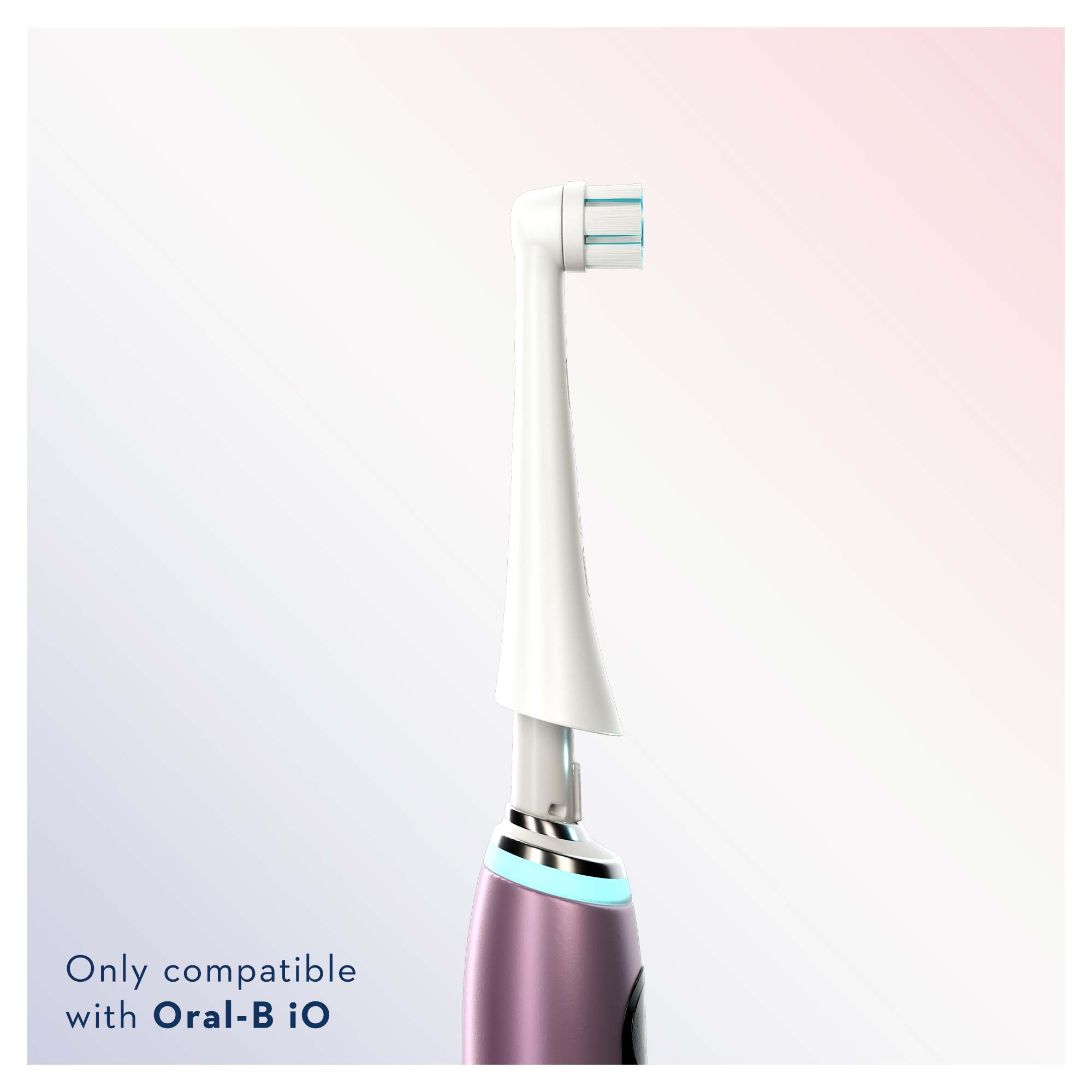 Bir Oral-B iO diş fırçası başlığı. Başlık, mavi ve mor vurgularla beyazdır.