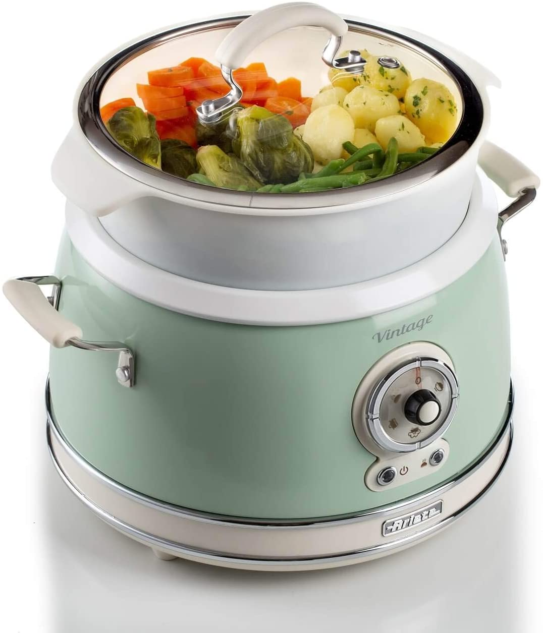 Un cuiseur vapeur Ariete Vintage vert menthe, rempli de légumes cuits. Un couvercle transparent est au-dessus. Blanc.