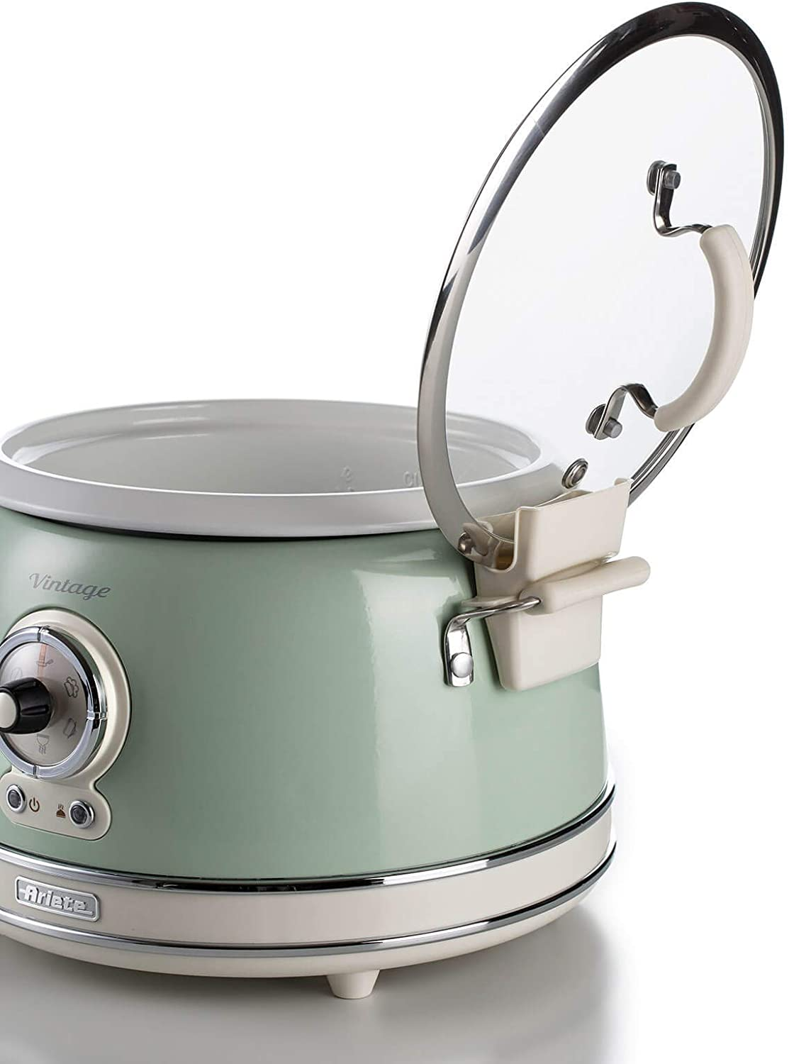Mijoteuse vintage verte avec couvercle ouvert. Fond blanc. Accents et cadran crème.