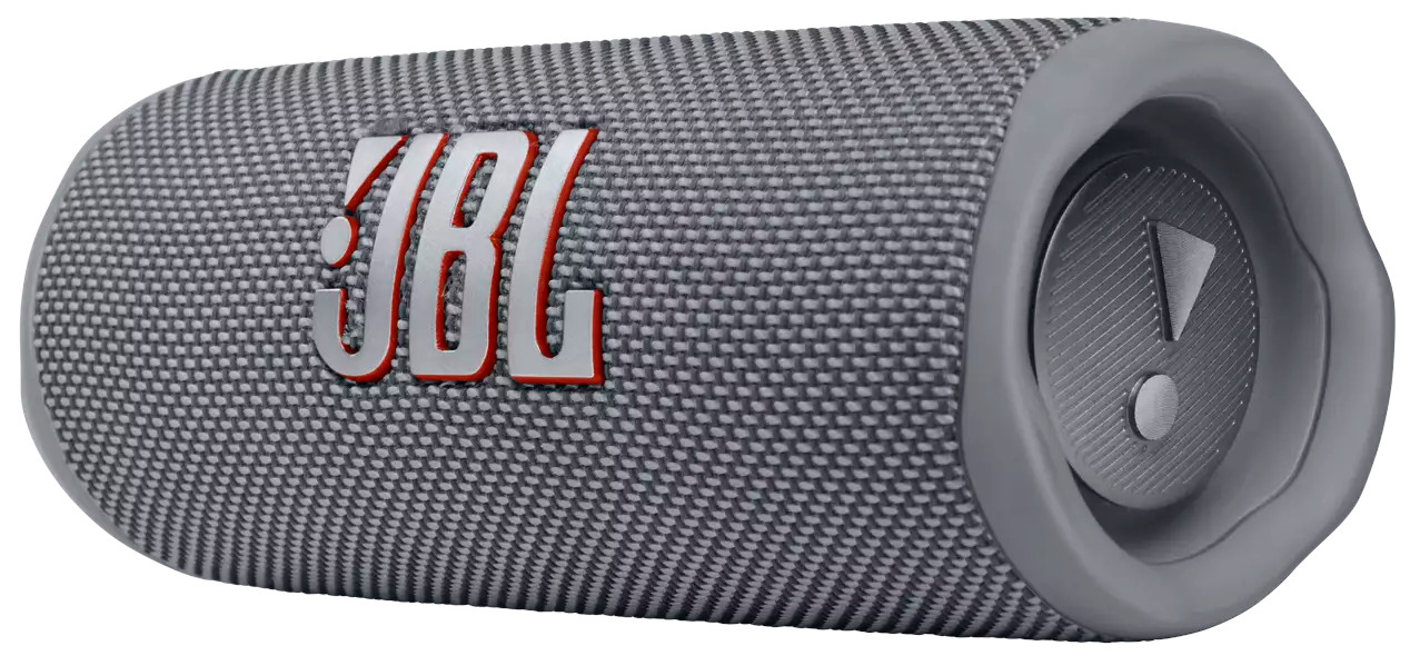 Een grijze JBL-luidspreker met rood JBL-logo. Cilindervormig met mesh textuur.