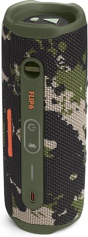Un haut-parleur camouflage vert et noir avec des accents orange.