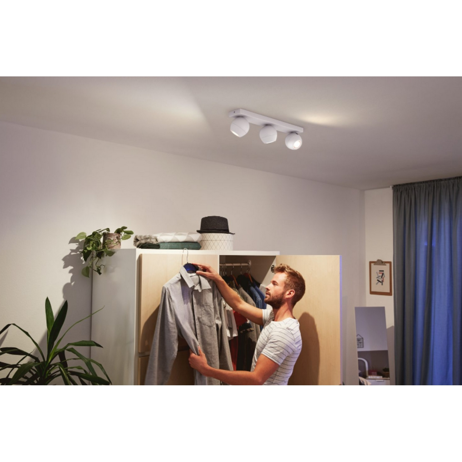 Lámpara inteligente - Philips Hue White Ambiance Buckram, Foco triple, Amazon Alexa y Google Assistant, Blanco