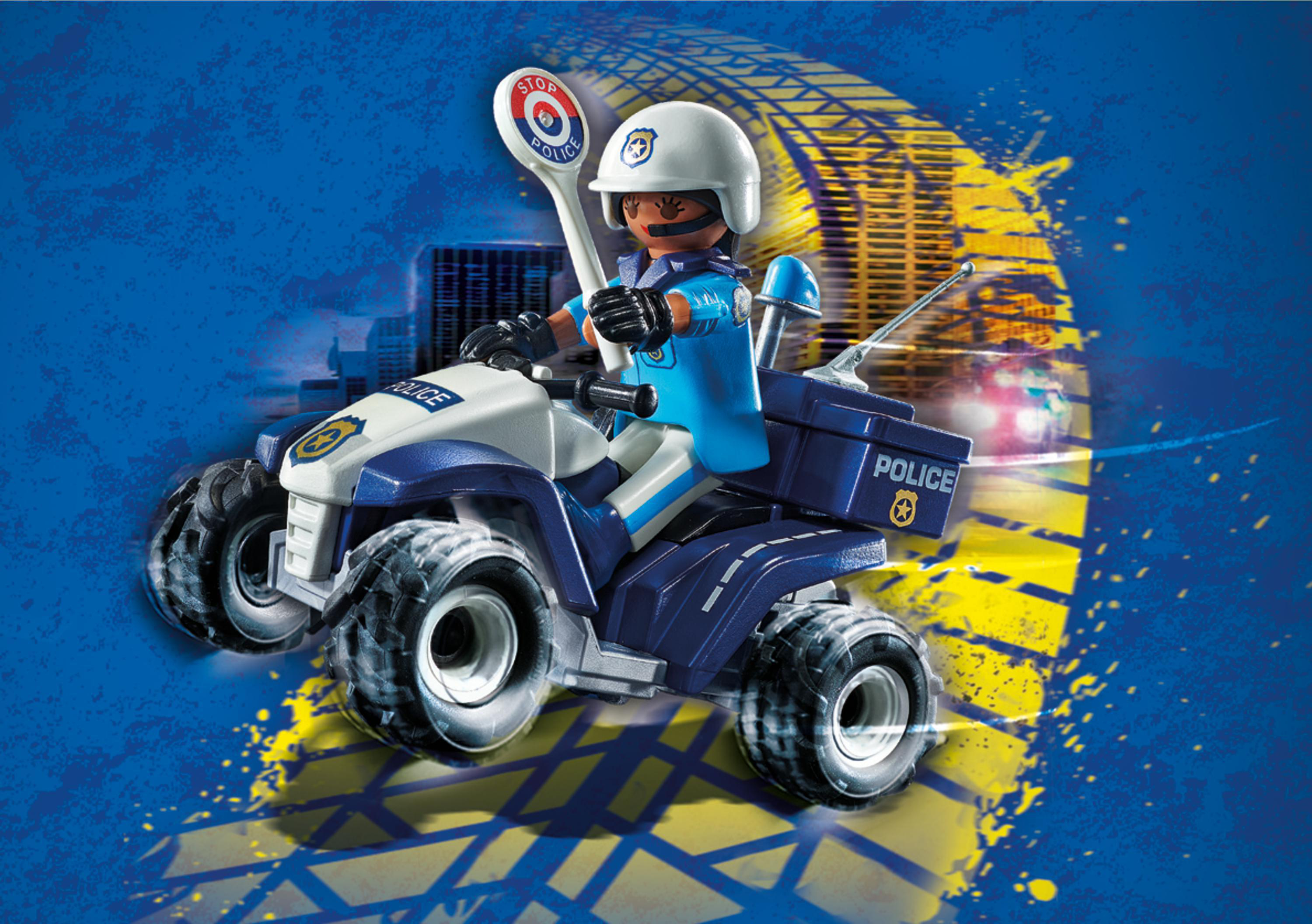 Ein Polizist-Spielzeug auf einem ATV hält ein Stoppschild. Der Hintergrund ist eine Stadt und blau-gelbe Designs.