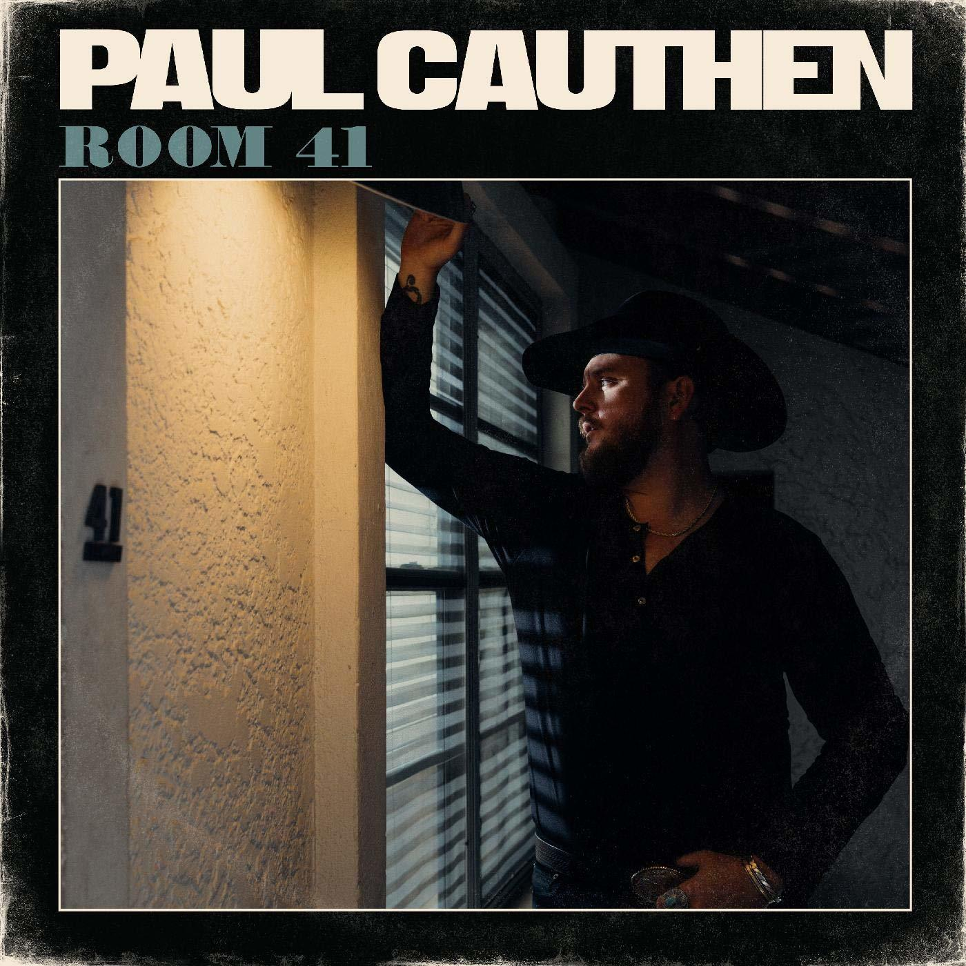 Mann mit Hut lehnt am Fenster, "PAUL CAUTHEN ROOM 41" steht oben.