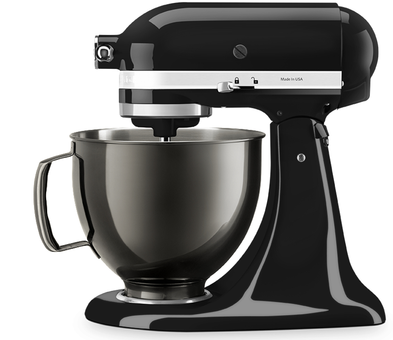 Schwarzer KitchenAid Küchenmixer mit einer Edelstahlschüssel, auf weißem Hintergrund.