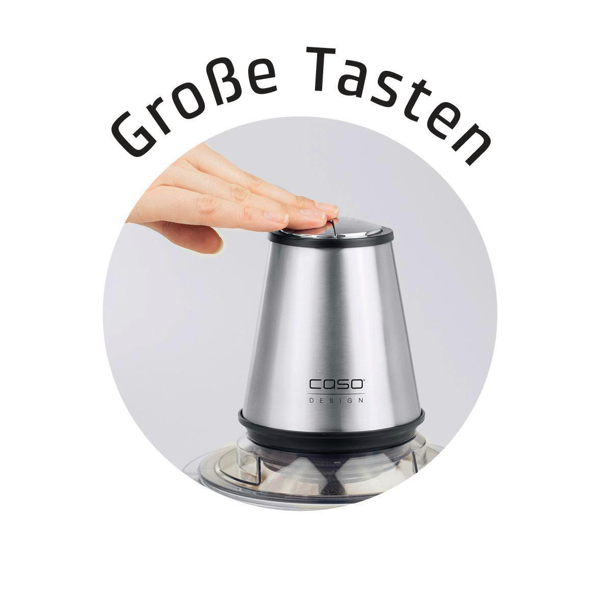 Eine Hand drückt den Knopf eines silbernen Küchenzerkleinerers.