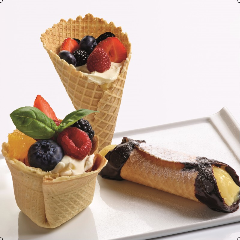 Dessertkegels gevuld met crème en fruit.
