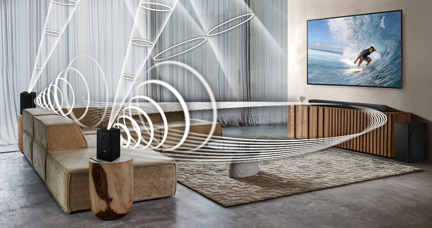 Salon avec une télévision, un canapé, des haut-parleurs et un tapis. Des ondes sonores émanent des haut-parleurs.