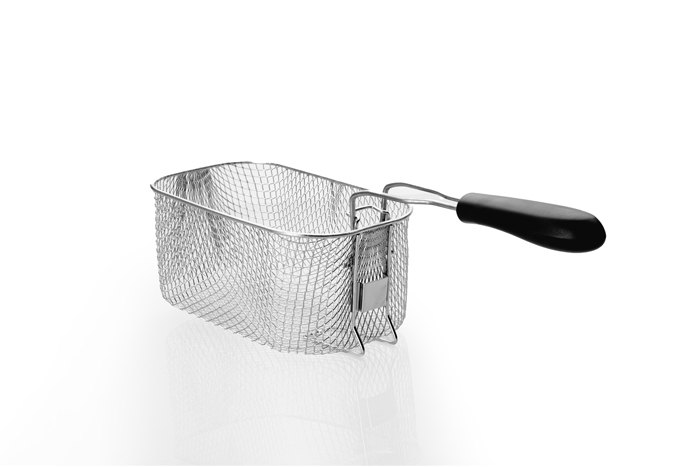 Panier en treillis métallique pour friture avec une poignée noire, sur une surface blanche réfléchissante.