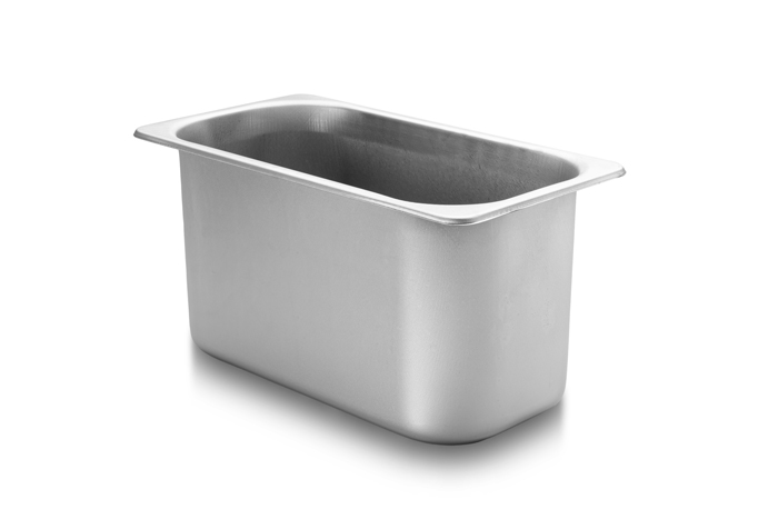 Un bac alimentaire rectangulaire en acier inoxydable, vide, sur fond blanc.