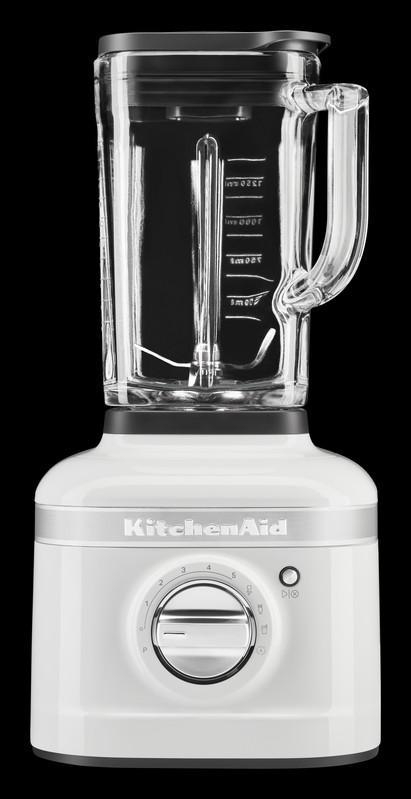 Weißer KitchenAid-Blender auf schwarzem Hintergrund. Er hat einen Glaskrug.
