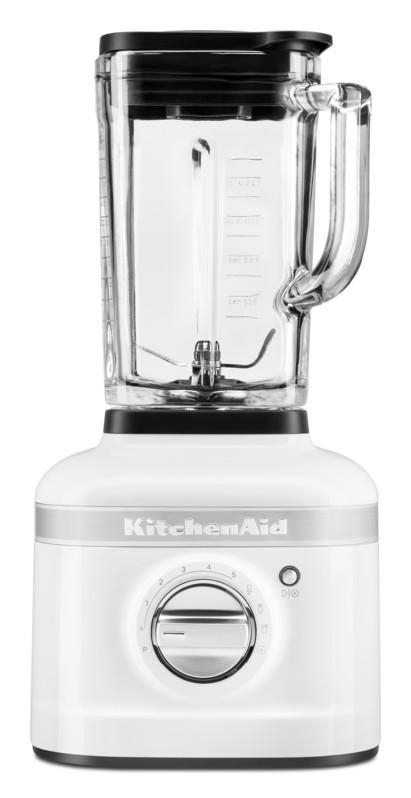 Weißer KitchenAid-Mixer mit Glasbehälter und schwarzem Deckel. Weißer Hintergrund.