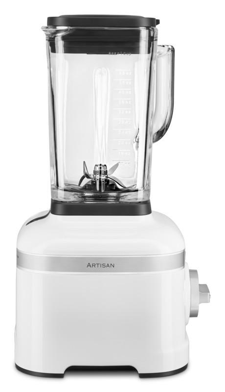 Weißer KitchenAid-Mixer auf weißer Oberfläche. Er hat ein Glas und einen schwarzen Deckel.