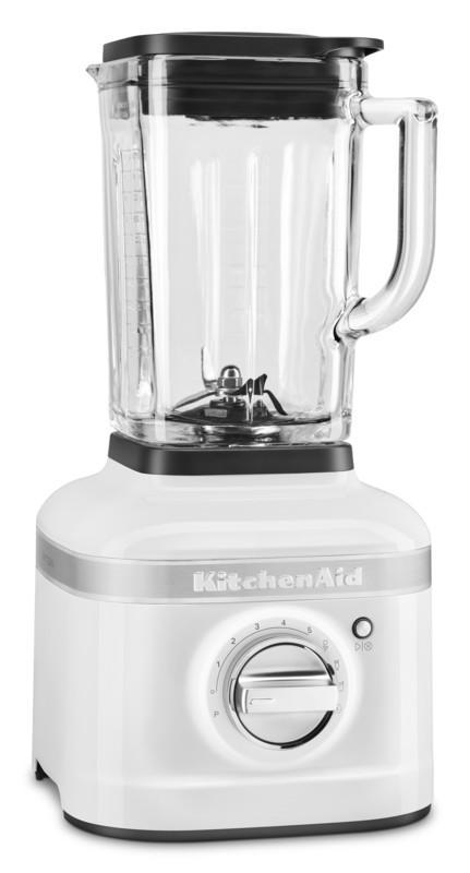 Ein weißer KitchenAid-Mixer mit einem Glasbehälter auf weißem Hintergrund. Es hat einen Drehknopf.