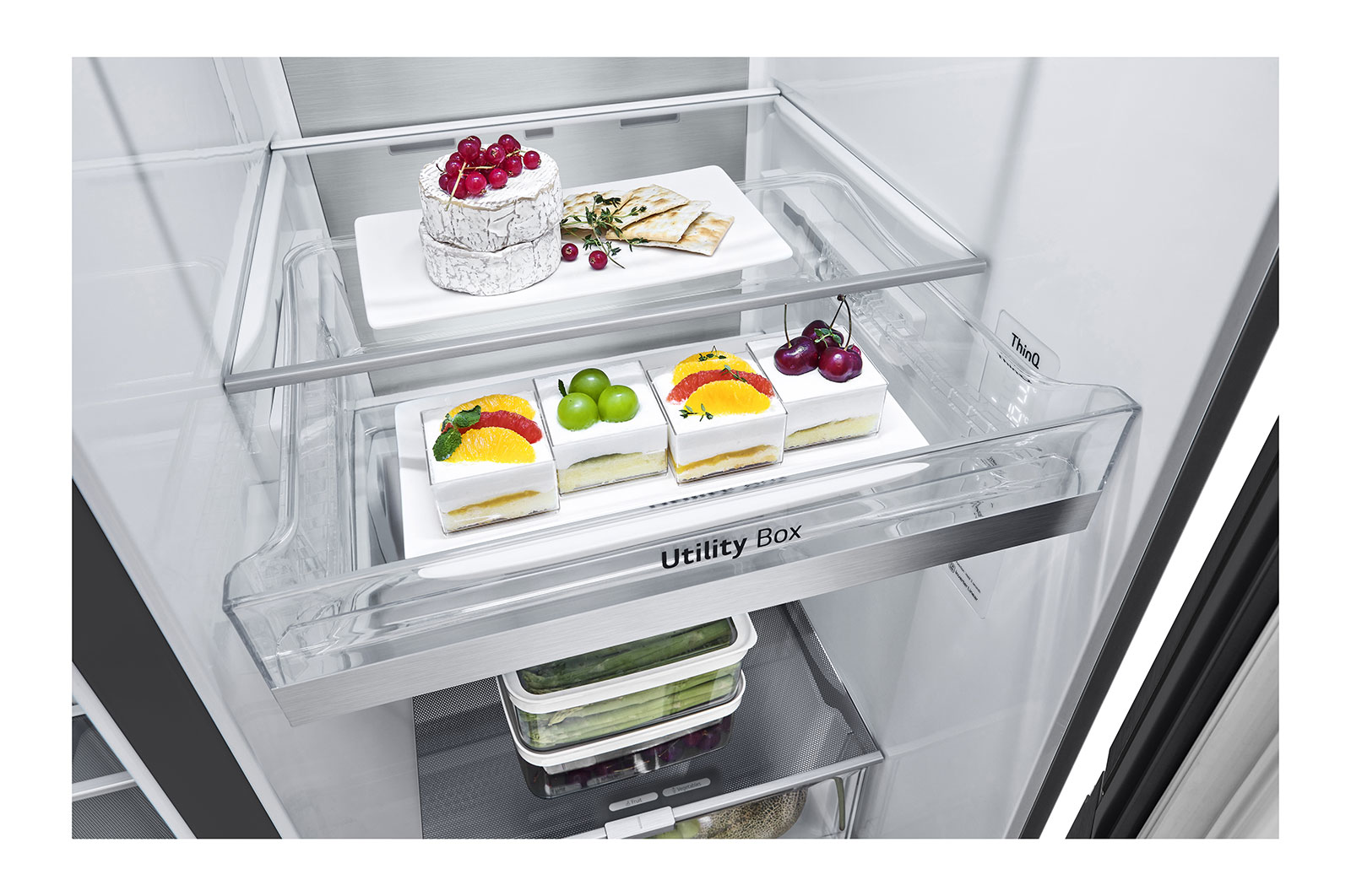 Open koelkast met planken met desserts en voedsel.