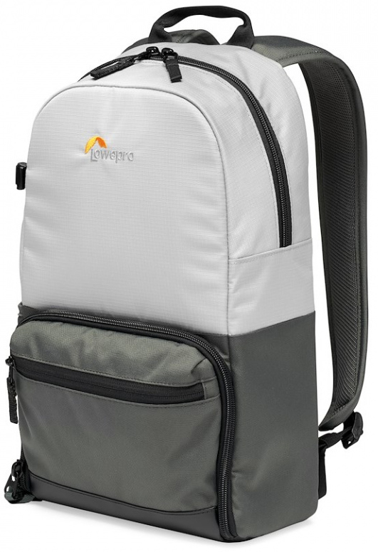 Egy világosszürke és sötétszürke Lowepro fényképezőgép hátizsák, logóval az elején.