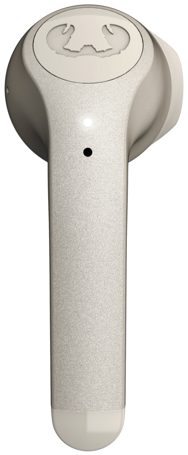 Close-up van een witte oordop met een logo, een stip en een lichtindicator.