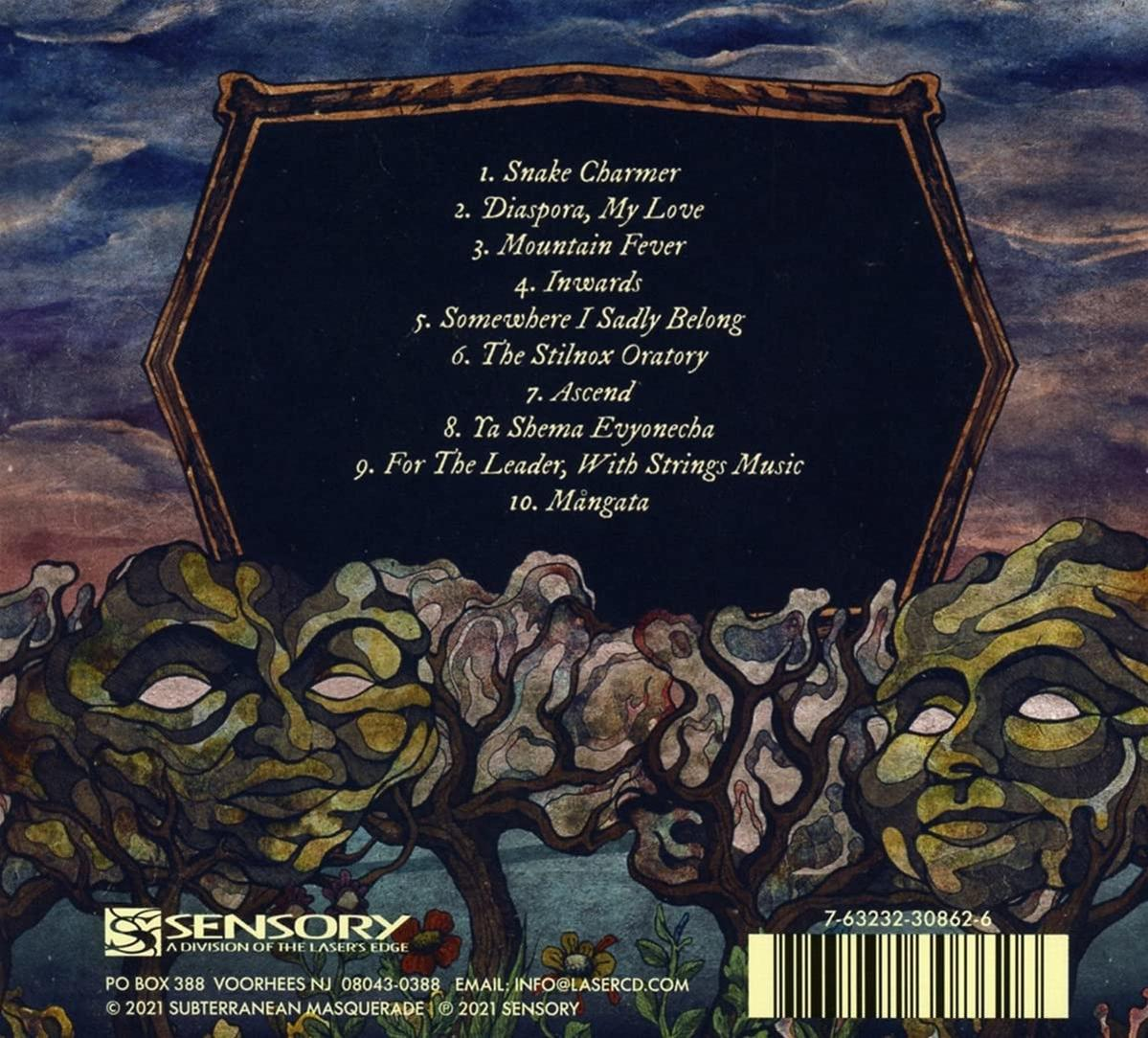 CD-Rückseite mit einer Liste der Songtitel und einem künstlerischen Hintergrund.