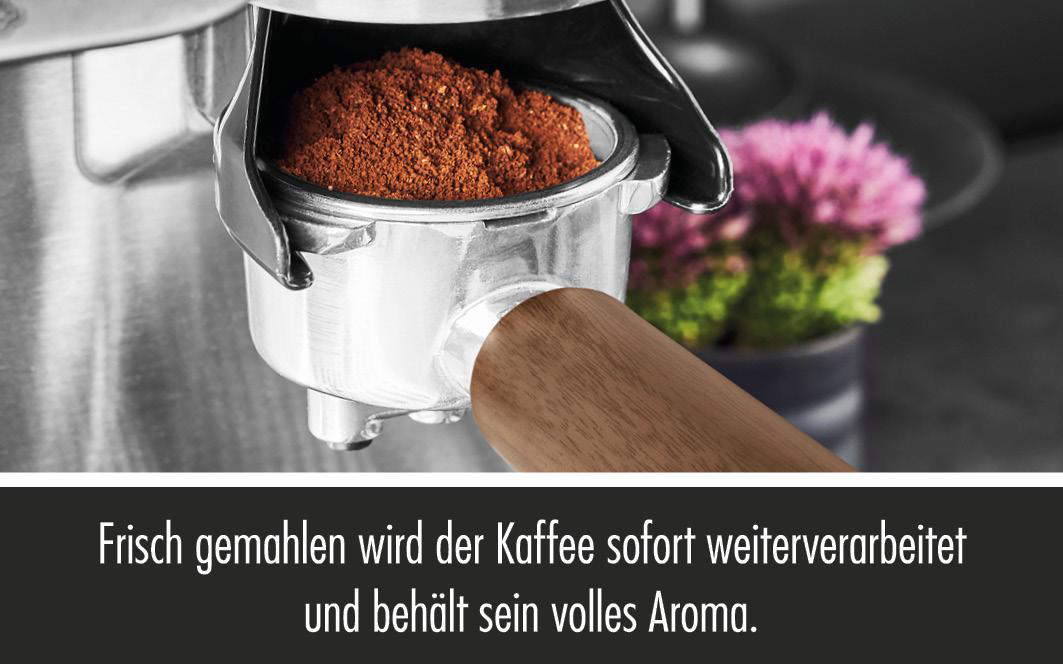 Nahaufnahme der Espressomaschine mit Kaffeemehl. Text: 'Frisch gemahlener Kaffee'.