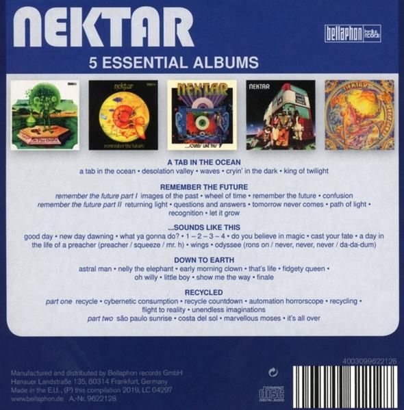 Albumcover mit fünf Albumcovern, Bandnamen und Titellisten. Der Hintergrund ist dunkelblau.