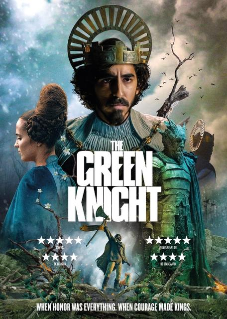 Filmposter voor 'The Green Knight'. Met acteurs in kostuums, met tekst eroverheen. Groene en blauwe tinten domineren.
