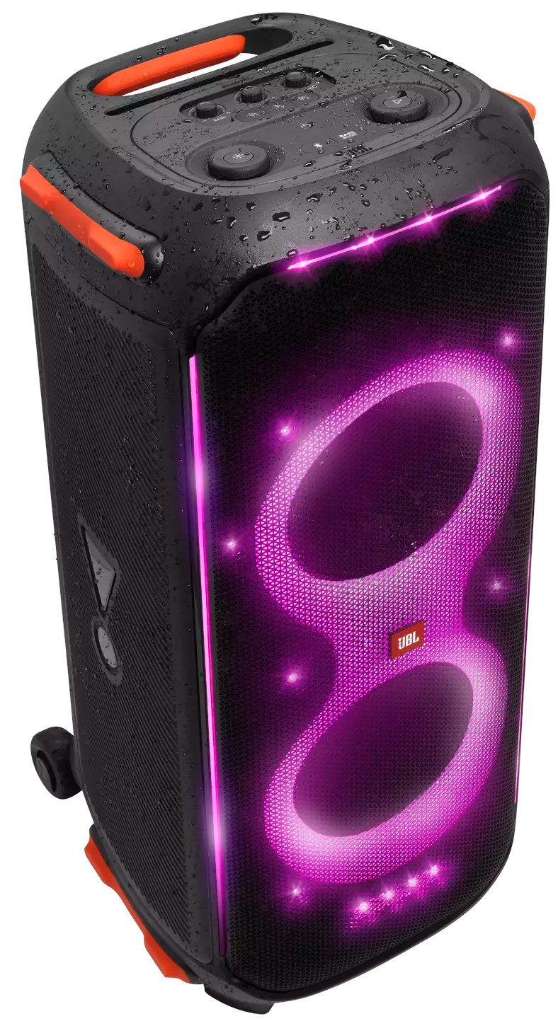 Een zwarte JBL party speaker met kleurrijke lichten. Het heeft oranje accenten en wielen voor draagbaarheid.