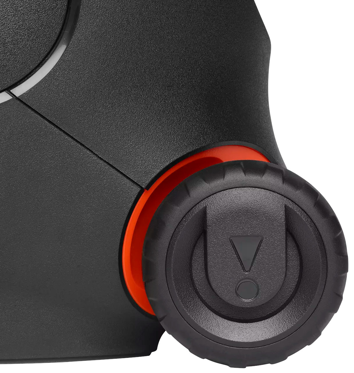 Close-up van JBL-luidsprekerwiel, zwart en oranje, gestructureerd oppervlak, zwarte achtergrond.