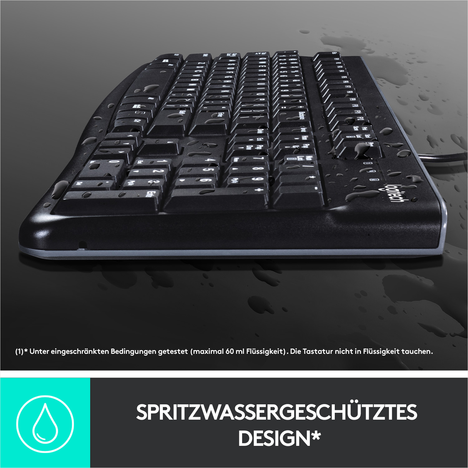 Eine schwarze Tastatur ist nass. Auf den Tasten sind Wassertropfen.