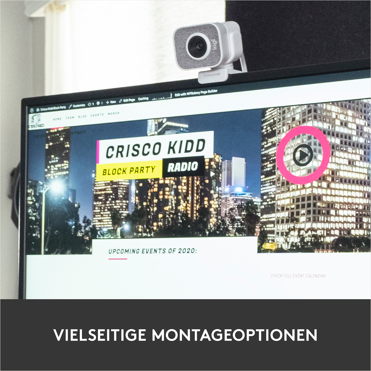 Eine Webcam ist an einem Computerbildschirm befestigt, der eine Website mit einem Videoplayer-Symbol anzeigt.