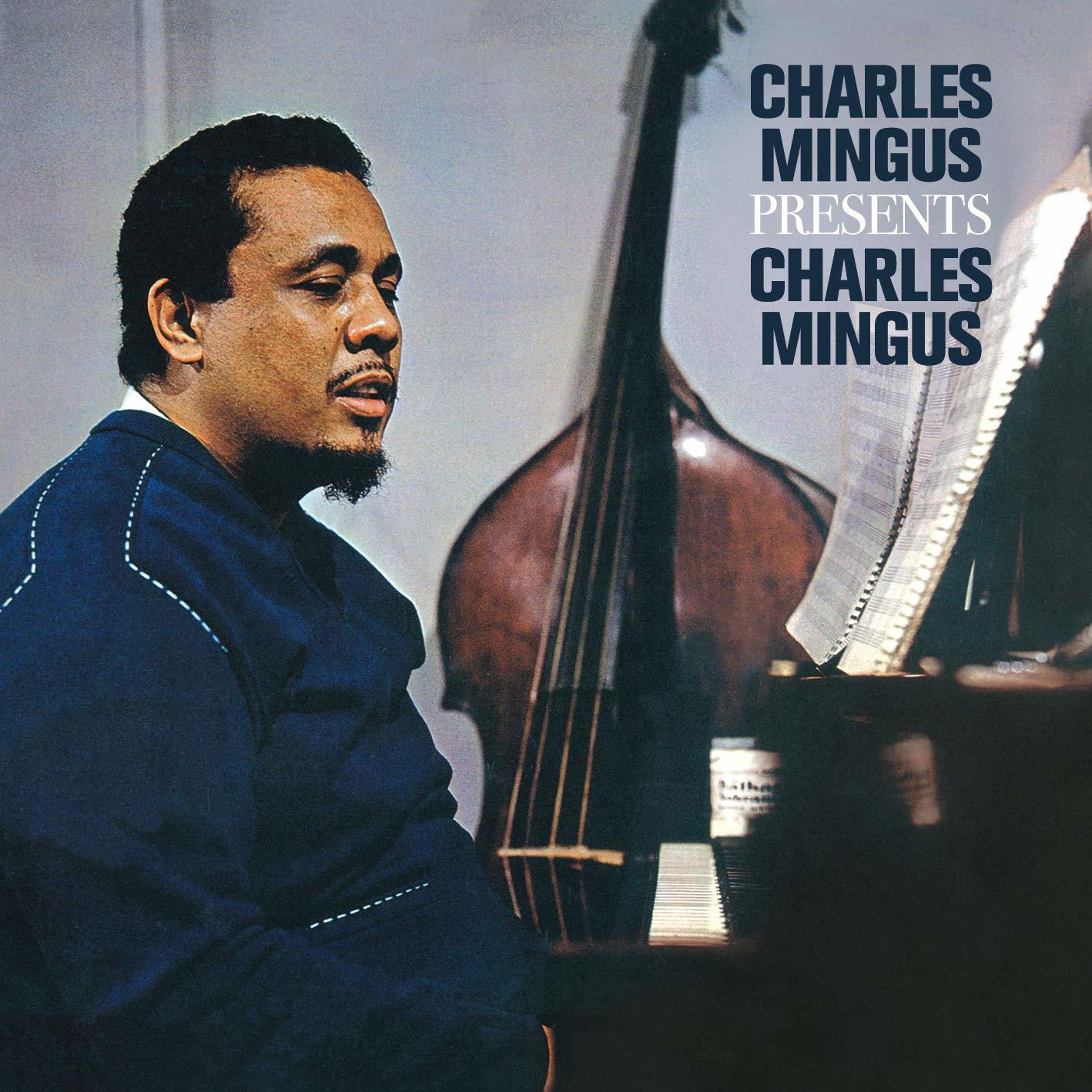 Charles Mingus album borítója. Basszusgitáron játszik, sötét öltönyben. A cím: Charles Mingus Presents Charles Mingus.