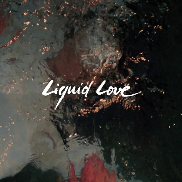 Een abstracte afbeelding van water met de tekst "Liquid Love" in het wit.