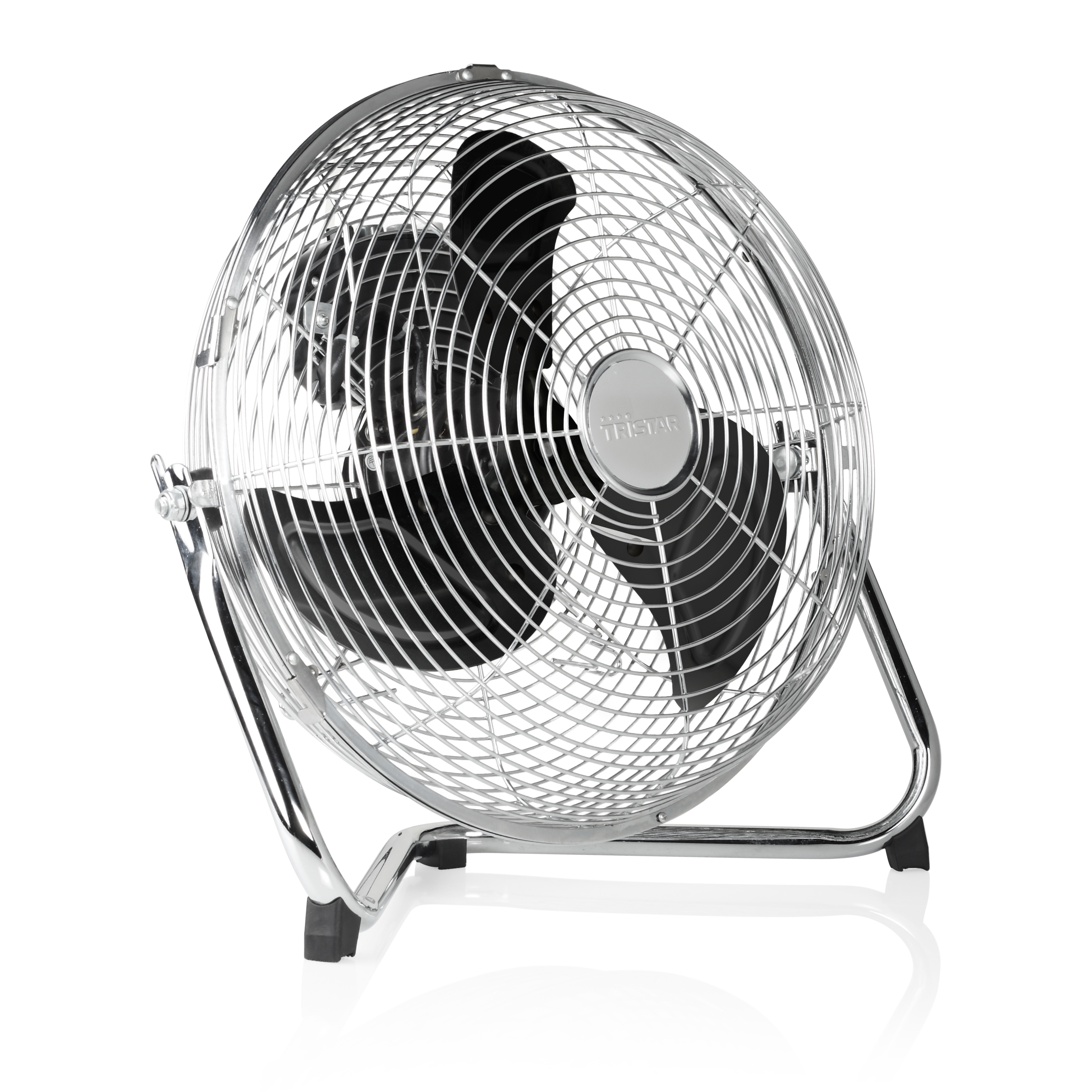 Ein silberner Ventilator mit schwarzen Flügeln auf weißem Hintergrund. Der Ventilator ist kreisförmig.