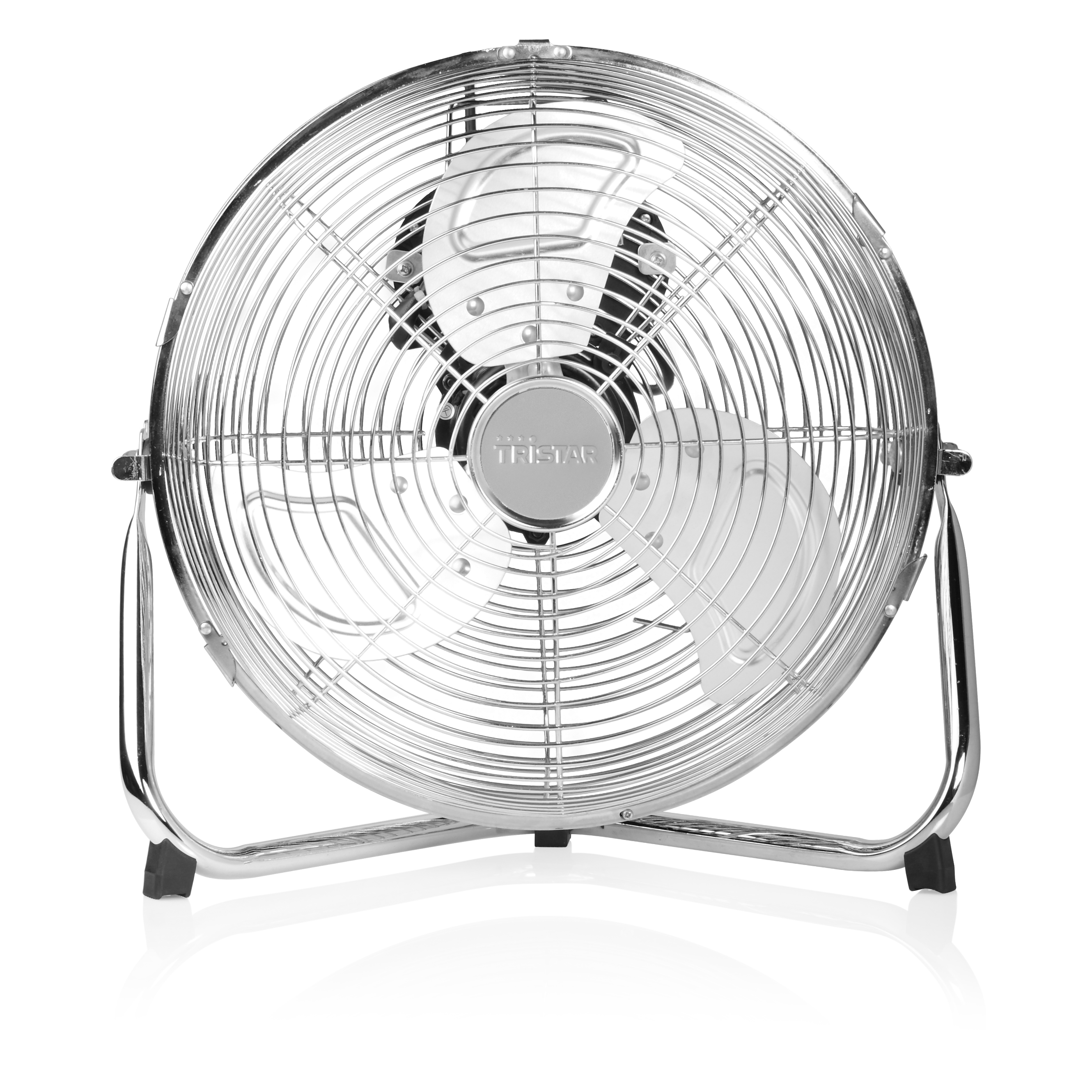 Silberner Standventilator mit Schutzgitter und Standfuß. Weißer Hintergrund.