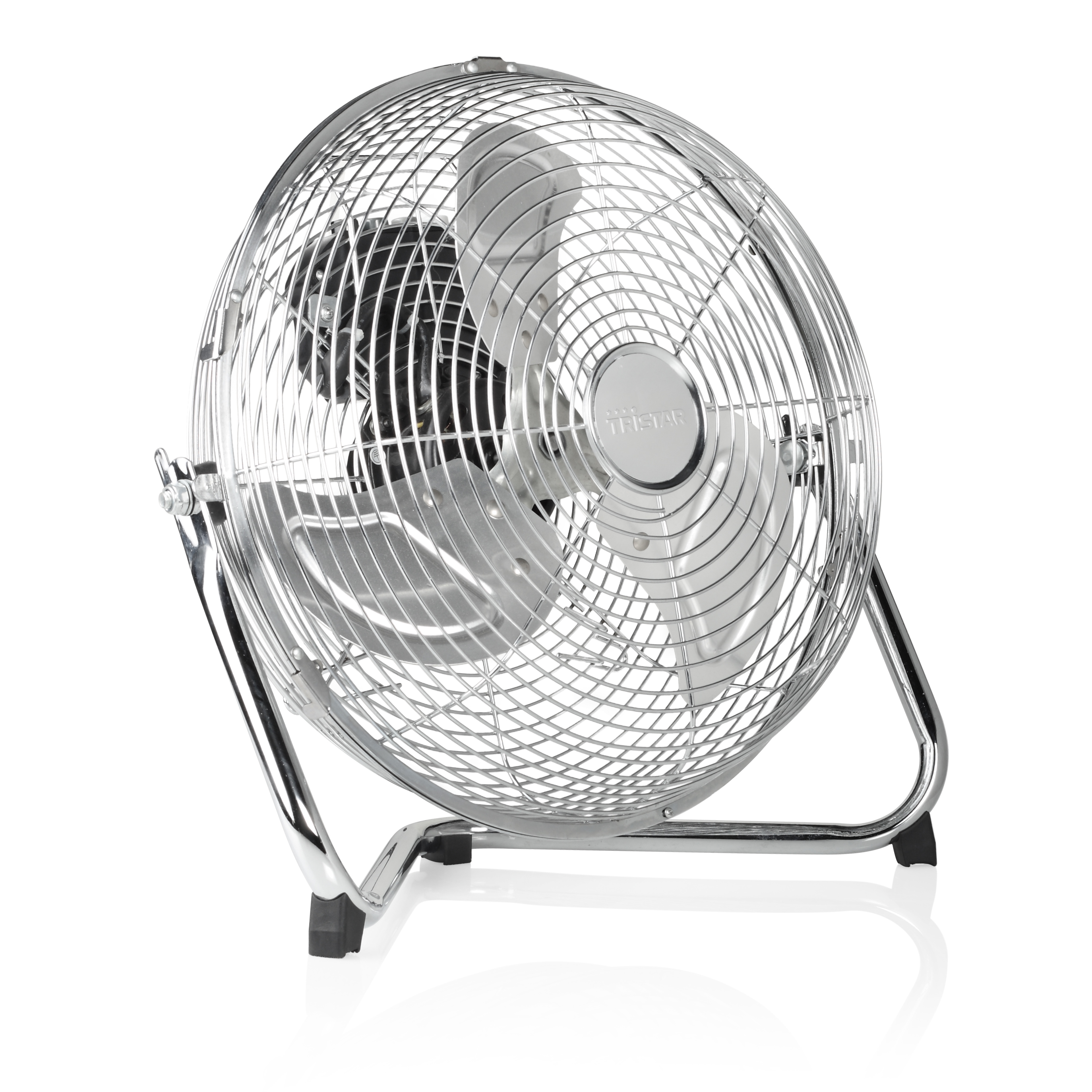 Silberner oszillierender Ventilator auf weißer Oberfläche. Er hat einen Käfig und einen Ständer.