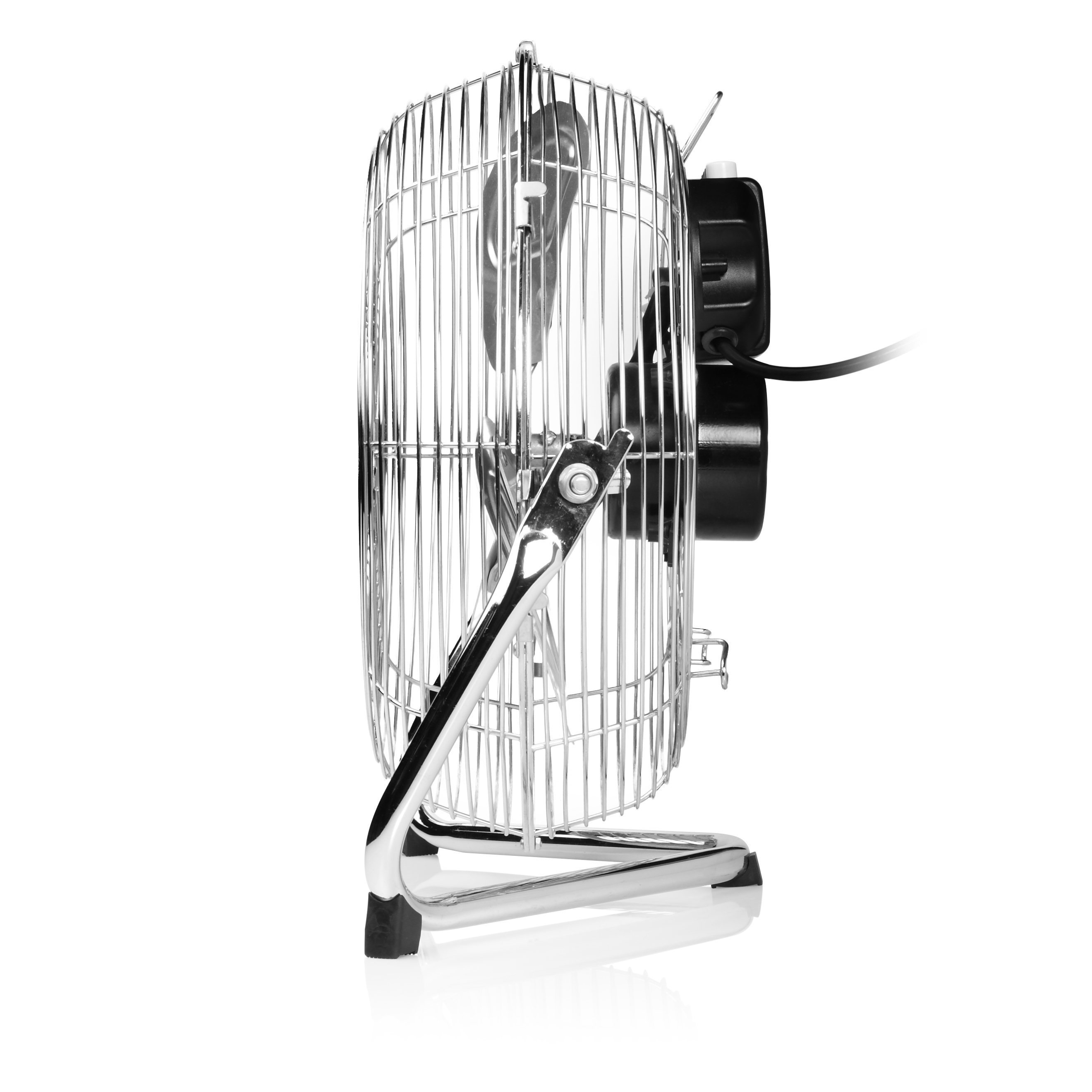 Silberner Metallventilator mit Chromständer, von der Seite gesehen.